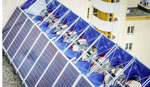 



Auf einem Hochhaus in Berlin-Spandau wurde erstmals das System Windrail installiert. Zehn Kombimodule erzeugen gleichzeitig Strom aus Wind und Sonne. 
