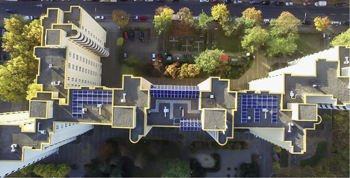 



In der Mitte des dreiteiligen Daches ist das Windrail-System montiert. Links und rechts wurde zusätzlich eine konventionelle Anlage mit 88 Kilowatt Leistung installiert.

