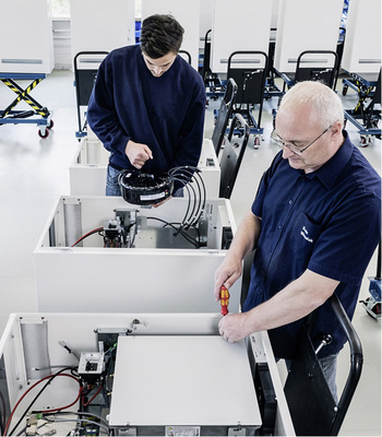 



Bei Sonnen in Wildpoldsried bauen Techniker die Speicher zusammen.
