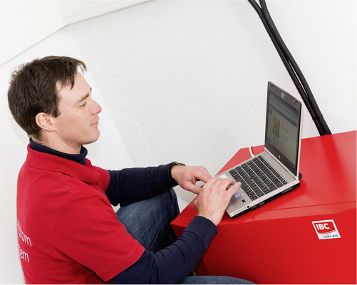 



Ein Experte von IBC Solar richtet den Lithiumspeicher beim Kunden ein.
