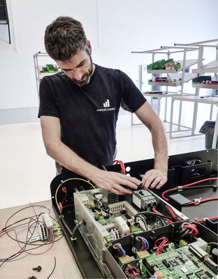 



Ein Arbeiter im spanischen Puzol bei Valencia baut ein Batteriespeichersystem zusammen. 
