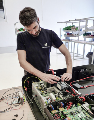 <p>
</p>

<p>
Ein Arbeiter im spanischen Puzol bei Valencia baut ein Batteriespeichersystem zusammen. 
</p> - © Foto: Ampere Energy

