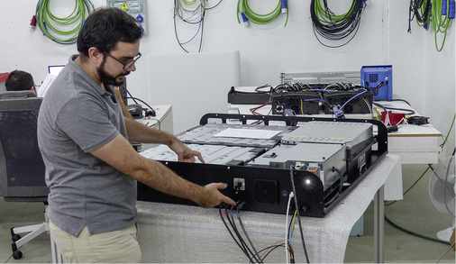 



Im Testlabor werden der Ertrag einer Photovoltaikanlage sowie ein Haushalt mit authentischem Lastprofil simuliert, erklärt Xavier Benavides Rel.
