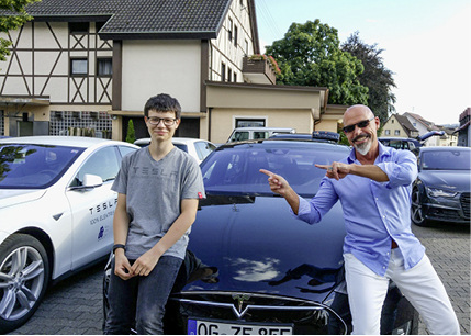 



Bei Volker Bläsius aus der Fahrschule V3 in Offenburg (rechts) hat Robin seine Fahrerlaubnis gemacht – innerhalb von nur acht Tagen. Als Übungsfahrzeug kam ein Tesla Model S zum Einsatz. Bläsius ist bislang der einzige Fahrlehrer in seiner Region, der auf einem Tesla ausbildet.
