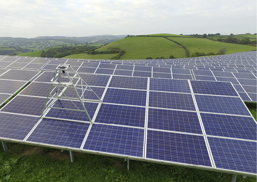 
Das neue Stativ gibt es auch in einer kleineren Version. Die Ausmaße sind so gewählt, dass es auf einem Modul steht und dieses Modul komplett in den Bildausschnitt der montierten Kamera passt.
