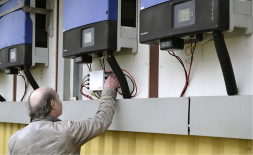 



Solarteur Hans Joachim Här hat die PID-Box von Ilumen in Weddingstedt installiert und kontrolliert regelmäßig den Heilungsfortschritt.
