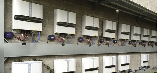 <p>
</p>

<p>
... und vielen Stringboxen. Diese werden von der Zentraleinheit gesteuert und mit Strom versorgt.
</p> - © Fotos: Pidbull

