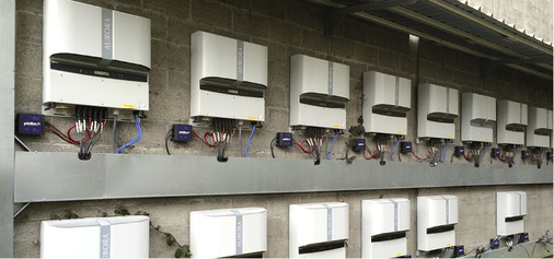 



... und vielen Stringboxen. Diese werden von der Zentraleinheit gesteuert und mit Strom versorgt.
