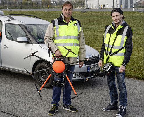 <p>
</p>

<p>
Ivo Krichel (links) sattelte beruflich noch einmal um und verlegte sich aufs Drohnenfliegen. Der Chefpilot ist allerdings sein Sohn (rechts).
</p> - © Foto: Drobotec


