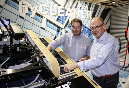 <p>
</p>

<p>
Andreas Grochowiak (links) und Alfons Thihatmer haben den neuen Reinigungsroboter Hycleaner Black Solar entwickelt.
</p> - © Foto: Heiko Schwarzburger

