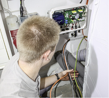 



Fachgerechte Installation einer Powerwall von Tesla im Eigenheim.
