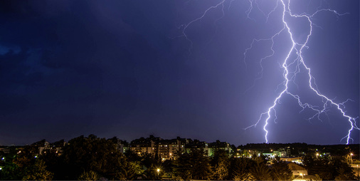 <p>
Solargeneratoren werden gegen äußere Blitze abgesichert. Sonst könnten Tausende Volt durch die Generatorleitung ins Gebäude eintreten. Innerer Blitzschutz sichert das Haus gegen atmosphärische Überspannungen und Einschläge in der Nachbarschaft ab.
</p>

<p>
</p> - © Foto: Thinkstock/zolazo

