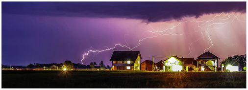 <p>
Der direkte Blitzeinschlag ist eher selten. Viel gefährlicher sind Überspannungen, die über den Hausanschluss ins Gebäude einfahren.
</p>

<p>
</p> - © Foto: Thinkstock/SVphotography.

