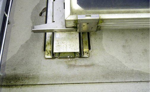 <p>
Durch die Verschiebung ist das Basisprofil von der Trennlage gerutscht. Dabei wird die Dachbahn beschädigt.
</p>