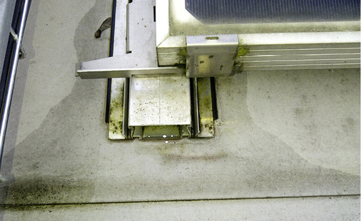 
Durch die Verschiebung ist das Basisprofil von der Trennlage gerutscht. Dabei wird die Dachbahn beschädigt.

