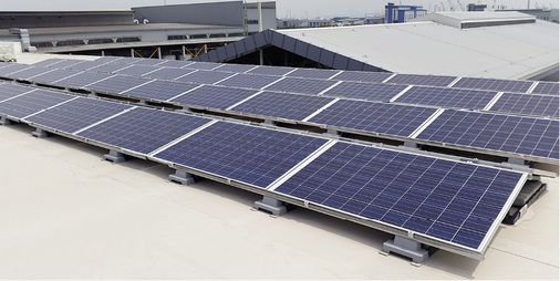 
Beispiel eines Montagesystems mit adhäsiver Verbindung zur Dachbahn: Sika Solar Mount 1 der Firma Sika.
