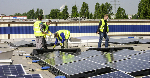
Aufbau eines Dachgenerators auf einer Berliner Gewerbeimmobilie. Sonnenstrom ist zunehmend für Unternehmen interessant, die als Mieter in ihren Räumen sitzen.




