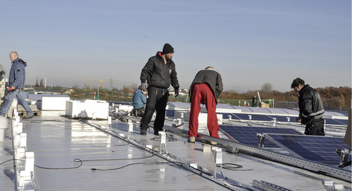 



Ein erfahrenes Team installiert dieFlachdachanlage auf einem Autohaus in Monheim.

