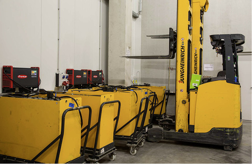 
Wechselbatterien beim Ladevorgang: Sie tanken kostengünstigen Sonnenstrom.
