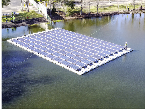 
Im US-Bundesstaat Florida schwimmt eine Solarstromanlage mit 31,5 Kilowatt Leistung. Der Projektierer will dieses Jahr noch einige Megawatt aufs Wasser bringen.



