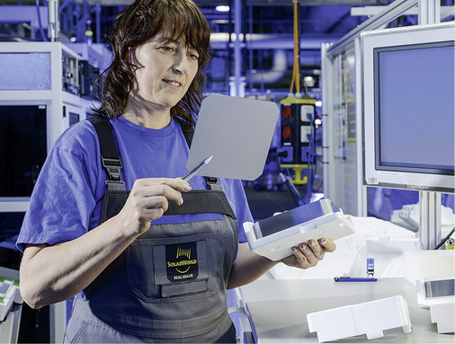 



Immer die Qualität im Blick: Die Herstellung von Monozellen ist aufwendiger als die von Polyzellen.
