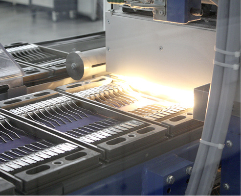 



Die Verarbeitung der Solarzellen erfolgt automatisch, bei laufender Qualitätskontrolle.
