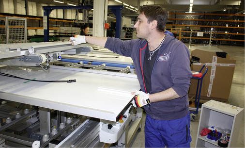 
Die Rahmen werden halbautomatisch verklebt. Das ermöglicht wirtschaftliche Prozesse bei großer Produktvielfalt.
