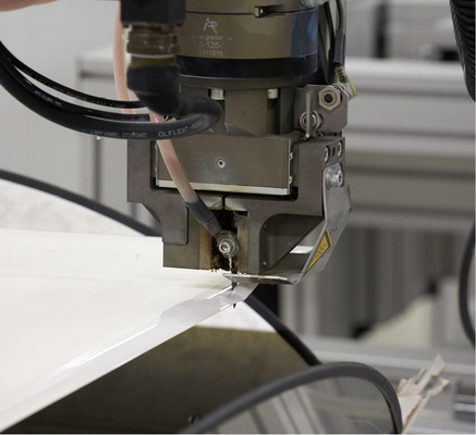 



Beschnitt der Folienreste am Laminat mit heißen Messern.
