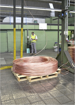 



Das Kupfer für die Kabel kommt in Form von dicken Drähten bei den Herstellern an. 
