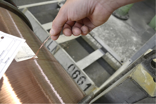 



Die dicken Drähte werden schrittweise immer weiter in die Länge gezogen, sodass am Ende nur noch ganz dünne Kupferdrähte übrig bleiben, die zu Litzen gedreht werden.
