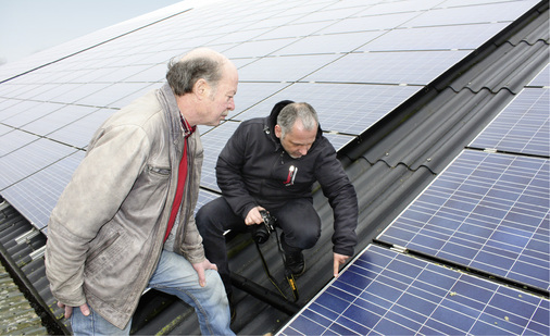 <p>
Installateur Hans Joachim Här (links) und 
<b>photovoltaik</b>
-Experte Sven Ullrich begutachten die Anlage in Leck: Die korrodierten Lötstellen fallen sofort ins Auge.
</p>

<p>
</p> - © Foto: Heiko Schwarzburger

