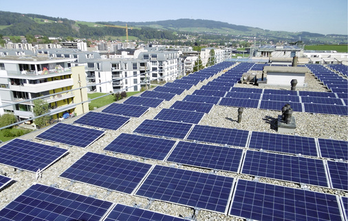 



Mit dem flachen Anstellwinkel passt mehr Leistung aufs Dach. Um trotzdem die Selbstreinigung zu gewährleisten, sind rahmenlose Module perfekt geeignet.
