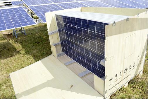 



Wie hier Trina Solar liefern die Hersteller die rahmenlosen Module gut verpackt auf die Baustelle. Die Paneele werden wie Glasscheiben transportiert.
