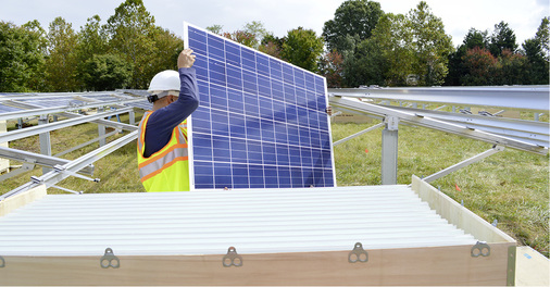 



Ganz vorsichtig heben zwei Monteure die Module aus der Transportkiste.
