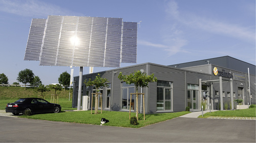 



Der Fotomarkt Xalino in Herrenberg-Gültstein wirbt weithin sichtbar mit der Eigenversorgung durch Solarstrom.
