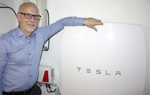 



Thomas Koch hat sich für die Powerwall entschieden. Nun prüft er den Speicher und seine Performance auf Herz und Nieren.
