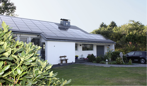 <p>
Die Solaranlage wurde optisch galant aufs Dach geschmiegt. Beinahe wirkt sie wie ein Indachsystem.
</p>