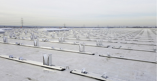 
Vor der Fertigstellung erkennt man das Montagesystem Fix Grid von Schletter noch gut.

