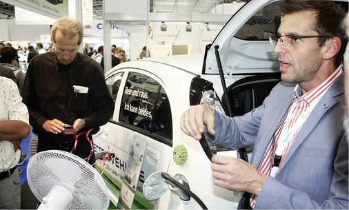 
Markus Emmert von Combination aus Berlin diskutiert mit Teilnehmern unserer Guided Tours. Das Thema: bidirektionales Laden.



