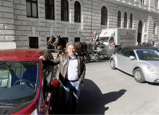 



Michael Richter neben seinem elektrisch fahrenden Nissan Leaf und vor einem Wien-typischen Fiaker. 
