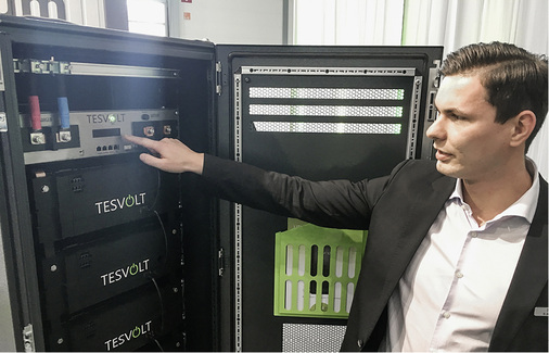 <p>
</p>

<p>
Simon Schandert von Tesvolt präsentierte die neue TS-Serie auf der Energy Storage in Düsseldorf. 
</p> - © Fotos: N. Petersen

