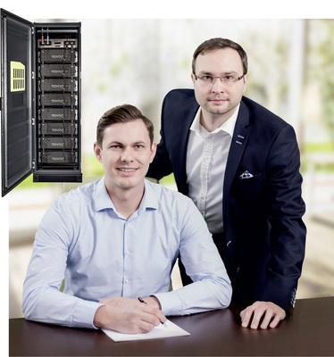 



Simon Schandert
 (sitzend) ist der technische Leiter von Tesvolt. 
Daniel Hannemann
 ist für die Geschäftsführung und den Vertrieb verantwortlich. Tesvolt war einer der Pioniere bei schlüsselfertigen Gewerbespeichern.
