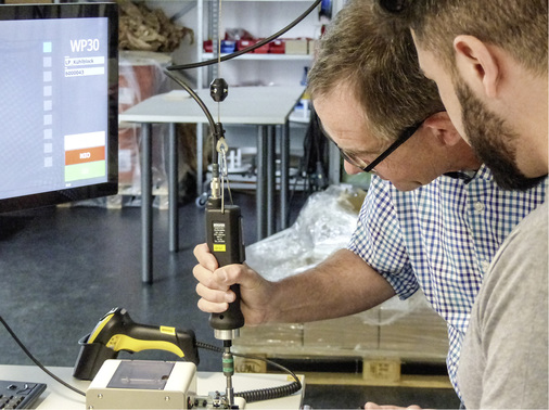 <p>
</p>

<p>
Andreas Gutsch, Geschäftsführer der Solarwatt Innovation, testet den neuen Stabschrauber kurz vor Produktionsstart noch mal selbst aus. 
</p> - © Fotos: Niels H. Petersen

