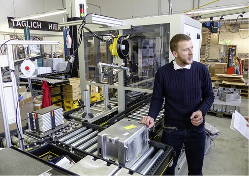 <p>
Betriebsleiter Christoph Hinz erklärt die Batteriemodulfertigung und warum die Metallhaube so robust sein muss.
</p>
