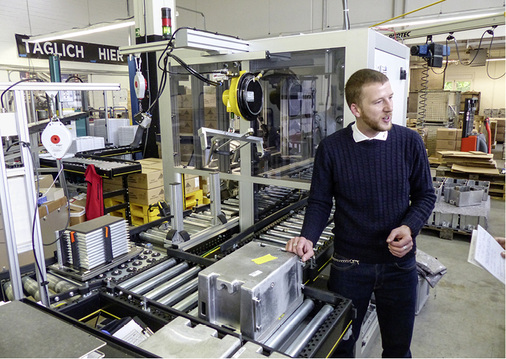 
Betriebsleiter Christoph Hinz erklärt die Batteriemodulfertigung und warum die Metallhaube so robust sein muss.
