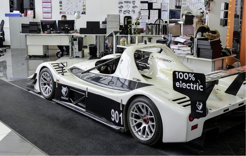 
Die Historie von Solarwatt Innovation bleibt sichtbar: Ein Elektro-Bolide steht mitten im Büro.
