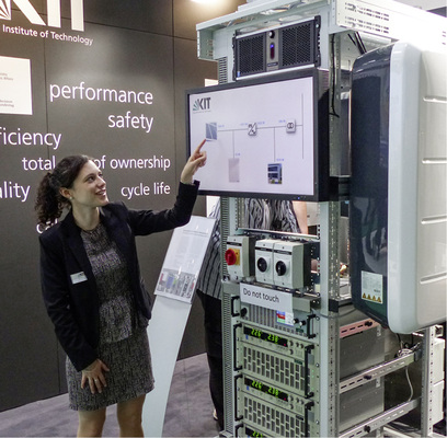 <p>
Die Forscherin am Prüfstand des KIT auf der Intersolar vor einem Jahr. Nun stellt sie die ersten Ergebnisse vor.
</p>

<p>
</p> - © Foto: Niels H. Petersen

