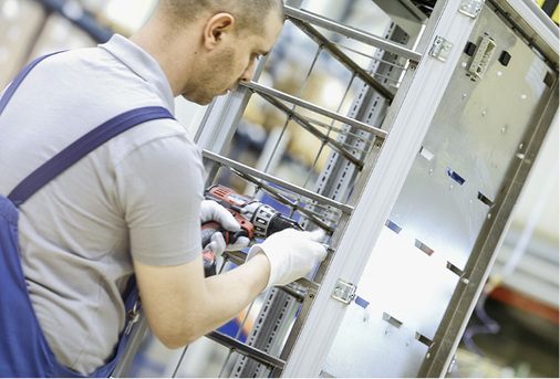 



Montage der großen Speicherschränke für Varta Family.
