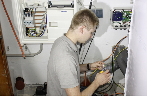 



Anlagenmonteur Robert Tetzel von Priogo baut einen Tesla-Speicher ein: Nach der Installation der Batterie erfolgt der Anschluss an die Steuerung und den Wechselrichter, hier von Solaredge.
