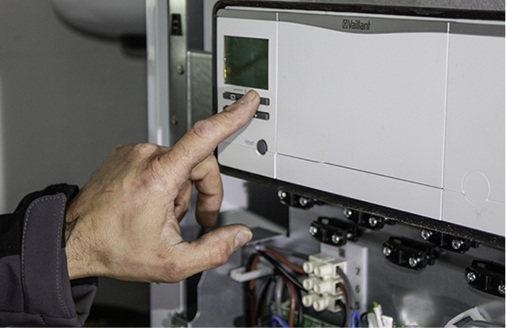 
Anschluss einer Wärmepumpe von Vaillant. Der Strom kommt vom Sonnendach.
